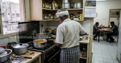 നീണ്ട നാല്പത് വര്ഷങ്ങളോളം അദ്ദേഹം അറേബ്യൻ നഗരങ്ങളിലെ മലയാളി ബാച്ചിലർ റൂമുകളിൽ അയാൾ നാടിന്റെ രുചികളെ പാകം ചെയ്തെടുത്തു
