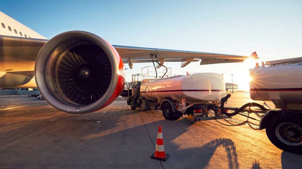 ഇന്ധനക്ഷാമം; വിമാന യാത്ര ദുഷ്കരമാകും, ടിക്കറ്റ് നിരക്ക് വർധിക്കും