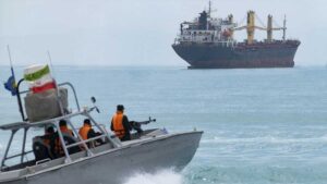 പത്ത് ദിവസത്തെ താൽക്കാലിക വെടിനിർത്തലിന് പിന്നാലെ തുറന്നുകൊടുത്ത ഹോർമുസ് കടലിടുക്ക് ഇറാൻ വീണ്ടും അടച്ചു; കപ്പലുകൾക്ക് നേരെ വെടിവെപ്പ്