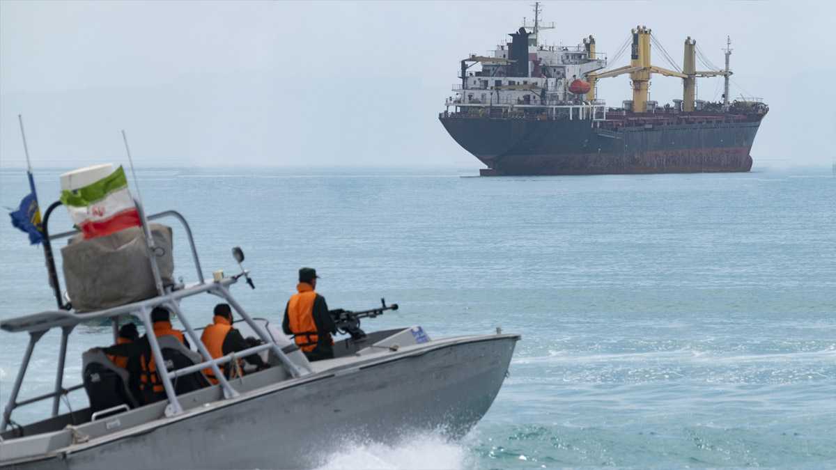 പത്ത് ദിവസത്തെ താൽക്കാലിക വെടിനിർത്തലിന് പിന്നാലെ തുറന്നുകൊടുത്ത ഹോർമുസ് കടലിടുക്ക് ഇറാൻ വീണ്ടും അടച്ചു; കപ്പലുകൾക്ക് നേരെ വെടിവെപ്പ്