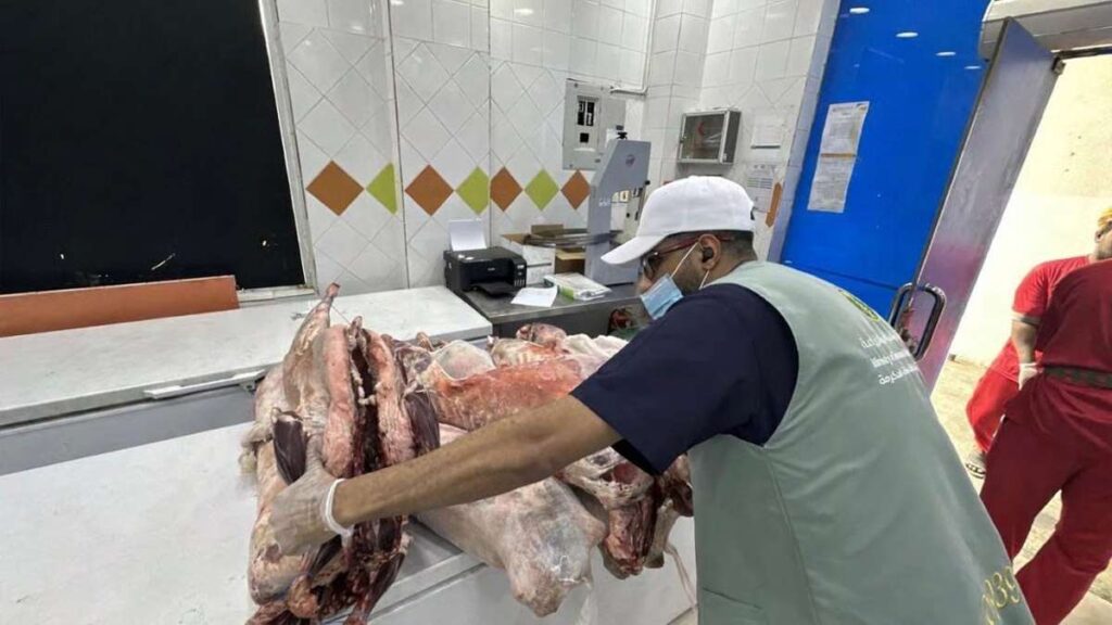 മക്കയിൽ വ്യാപക പരിശോധന; 1000 കിലോയിലധികം കേടായ ഇറച്ചി പിടിച്ചെടുത്ത് നശിപ്പിച്ചു